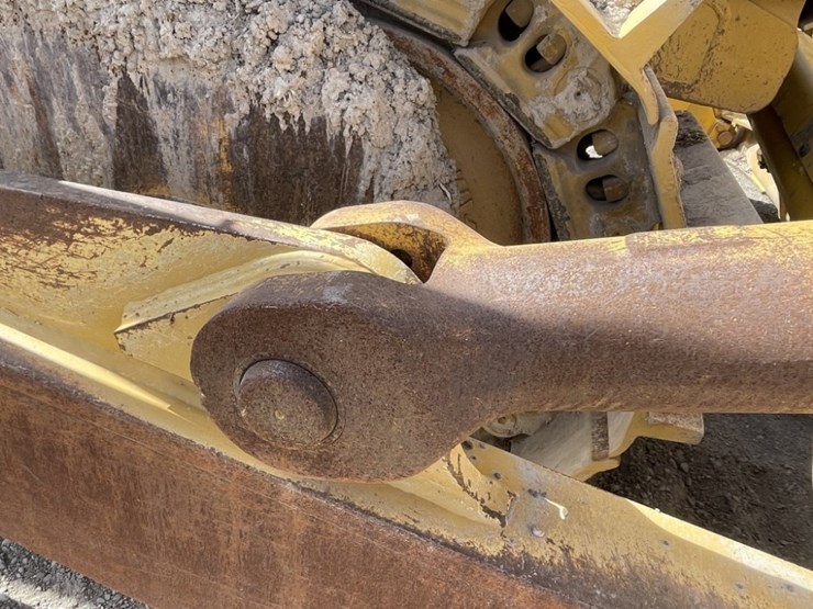 2015-caterpillar-d8t-image-22