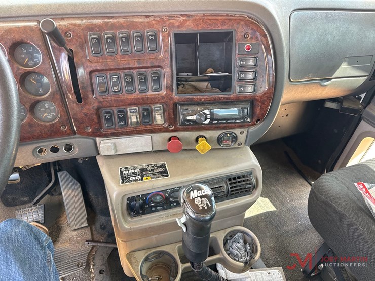 2001-mack-ch613-image-33