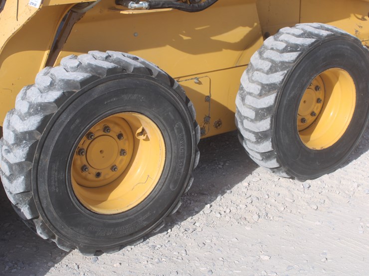 john-deere-325-image-12