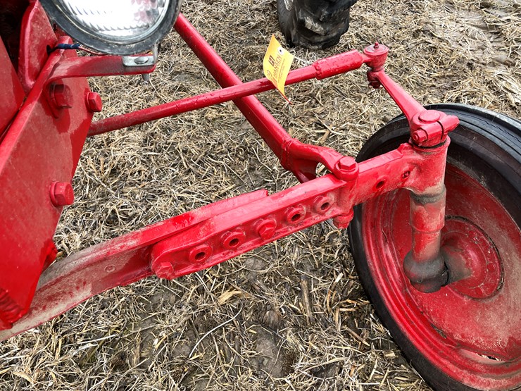 #108-•-mccormick-farmall-b-gas-tractor-image-7