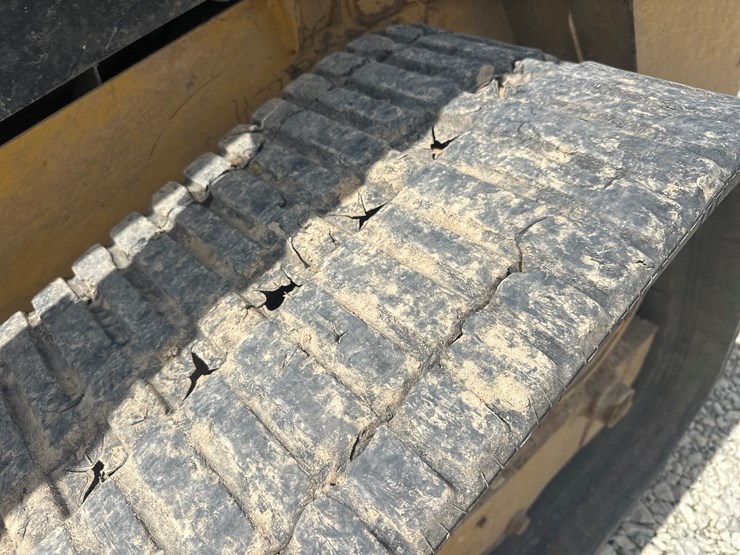 2019-caterpillar-239d-image-54