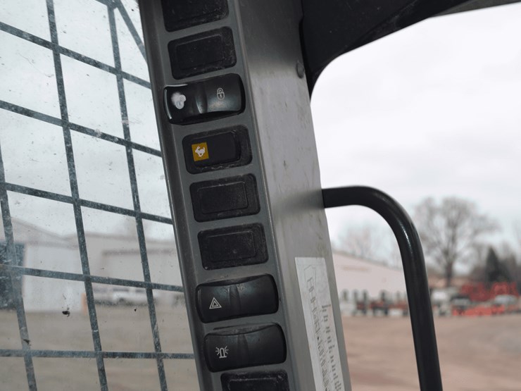 new-holland-l320-image-14