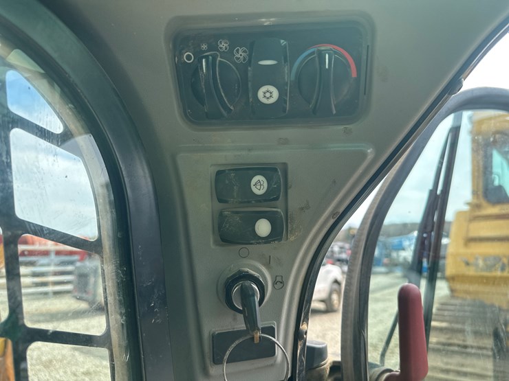 2017-caterpillar-239d-image-35