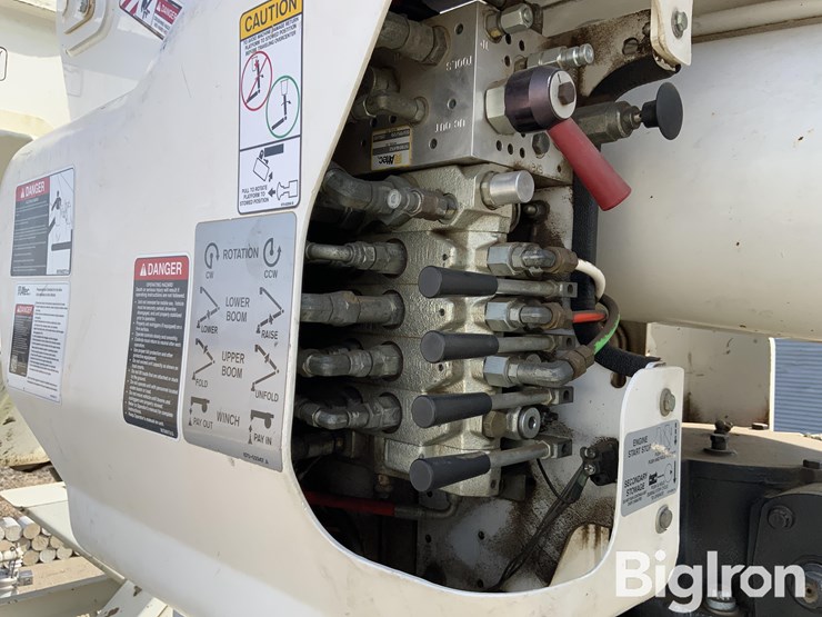 2010-freightliner-m2-106-image-13