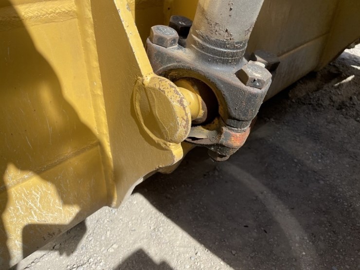 2015-caterpillar-d8t-image-17