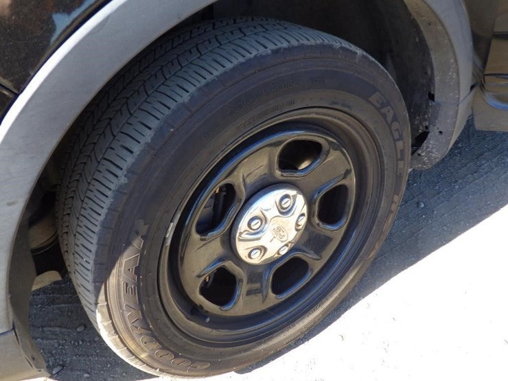 2015-ford-explorer-image-13