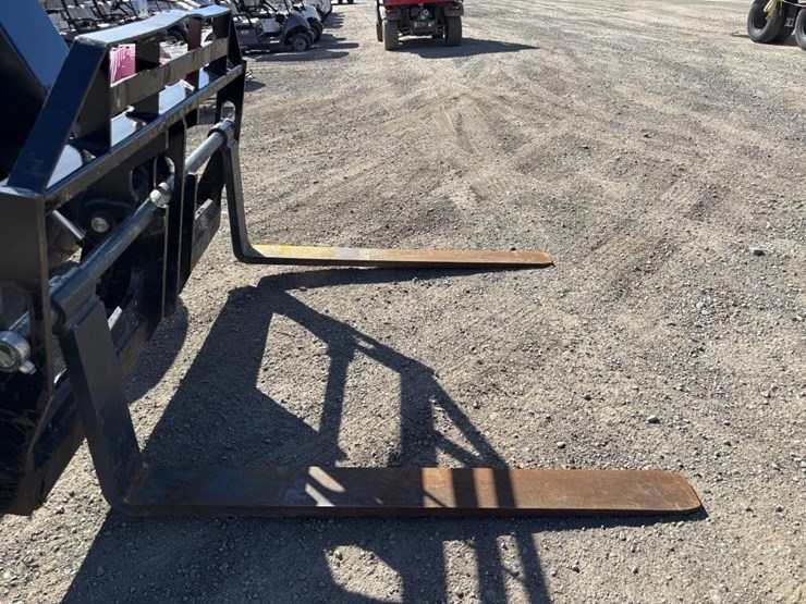 2016-jlg-8042-image-10