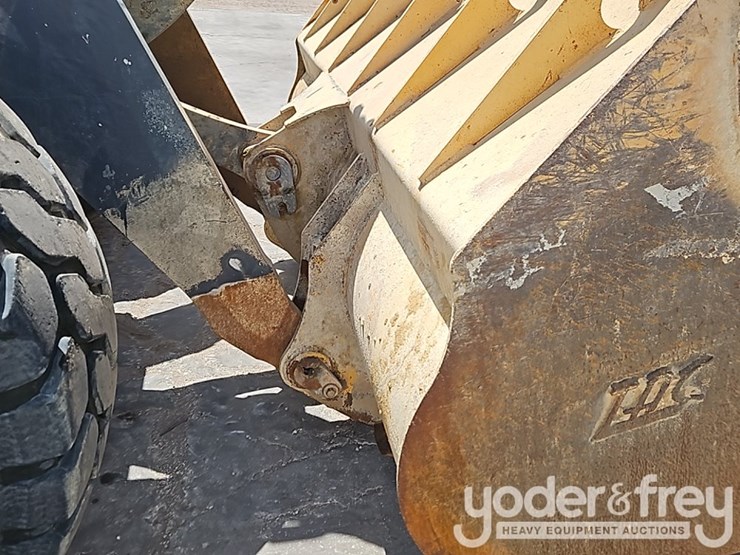 2017-deere-624k-image-13