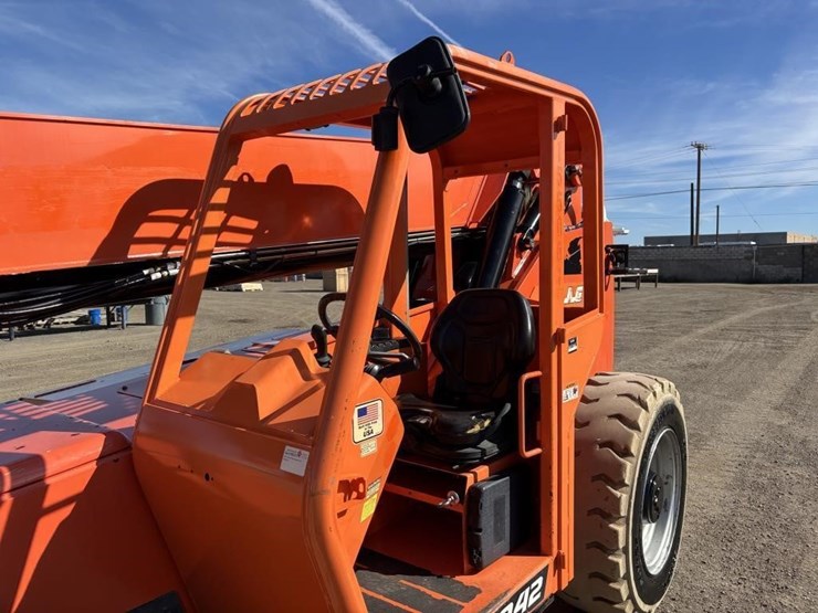 2016-jlg-8042-image-24