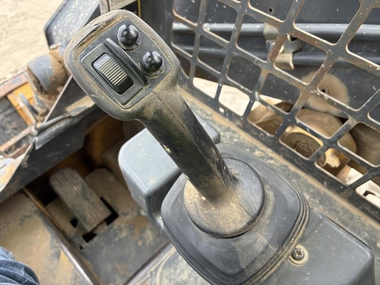 2018-deere-317g-image-16