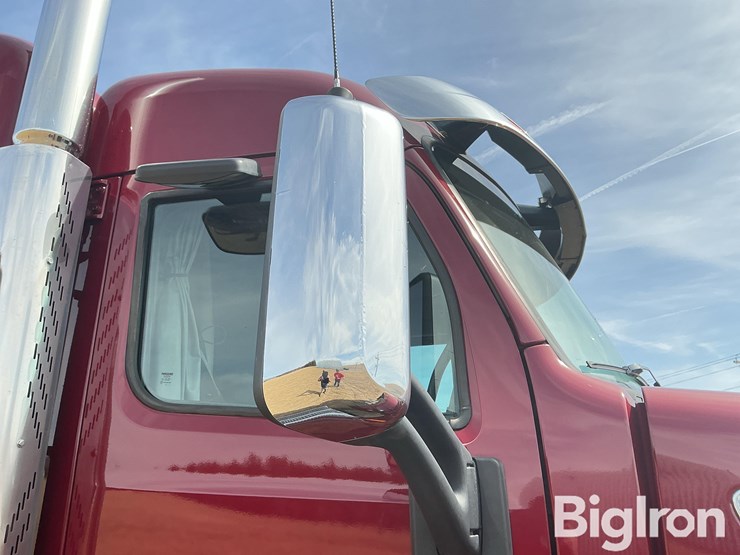 2017-peterbilt-567-image-15
