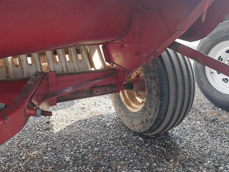 ih-435-square-baler-image-19