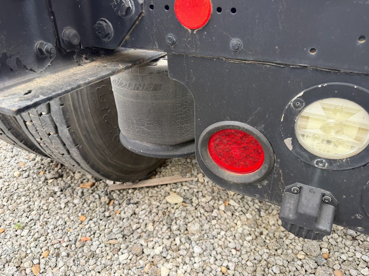 2018-freightliner-122sd-image-16