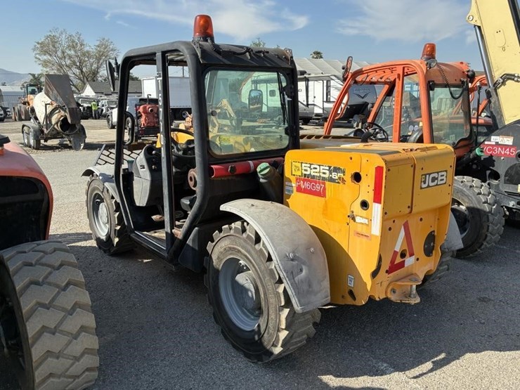 2015-jcb-525-image-4