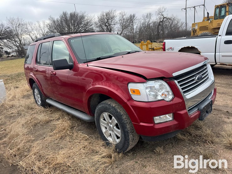 2010-ford-explorer-xlt-image-3