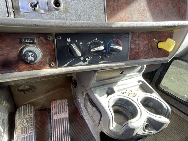 2006-kenworth-t300-image-20