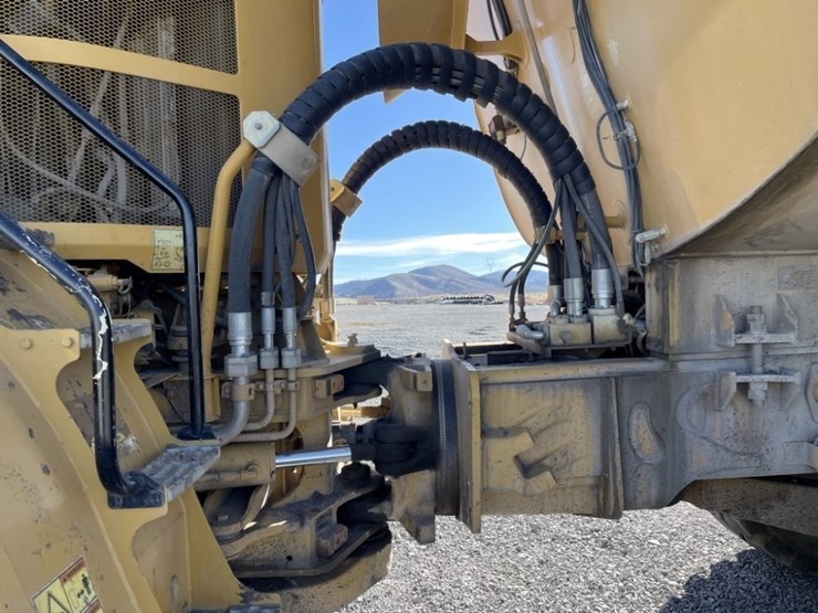 2013-caterpillar-740b-image-15