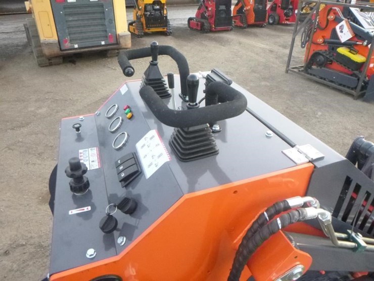 tpm-t460-skid-steer-track-loader-image-15