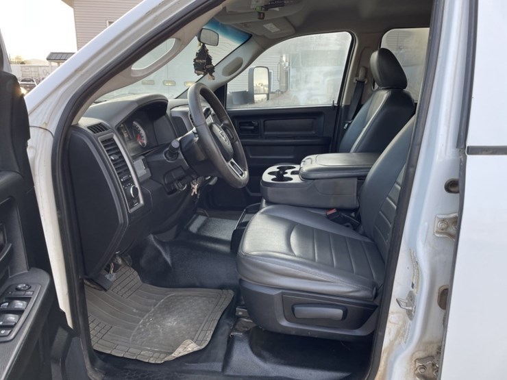 2014-ram-5500-crew-cab-4x4-flatbed-truck-image-16