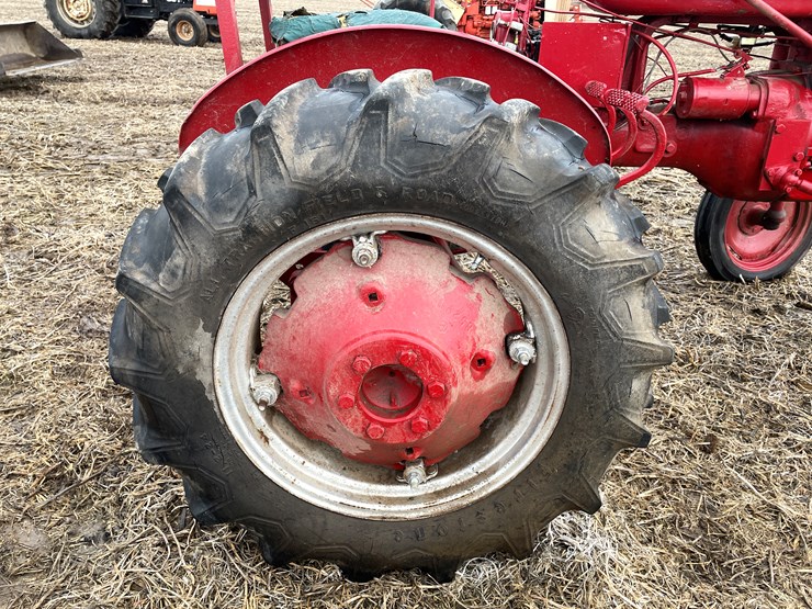 #108-•-mccormick-farmall-b-gas-tractor-image-33