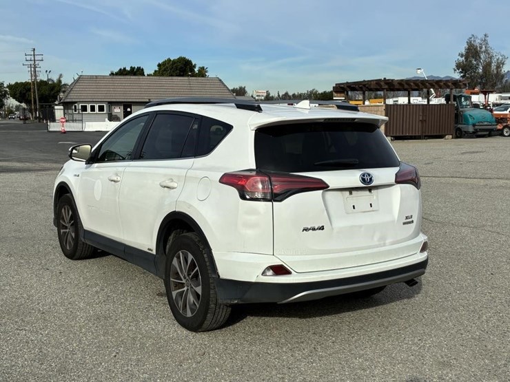 2017-toyota-rav4-image-4