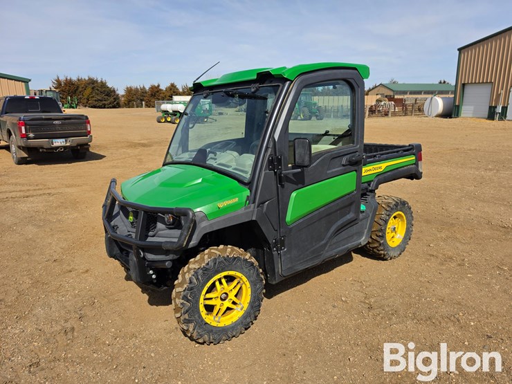 2021-john-deere-gator-image-1