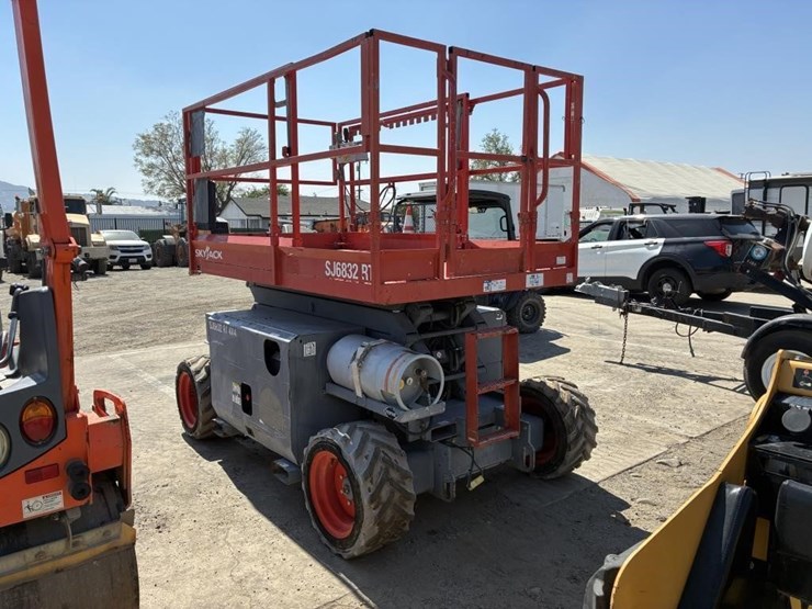 2014-skyjack-sj6832rt-image-4