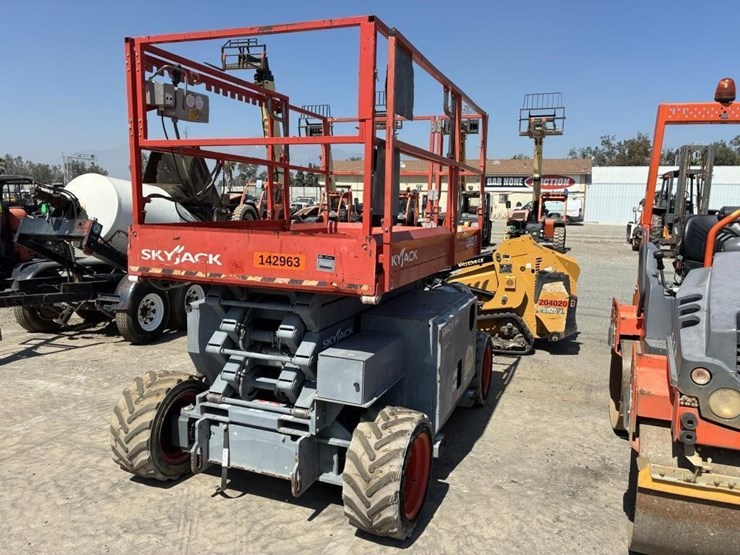 2014-skyjack-sj6832rt-image-1