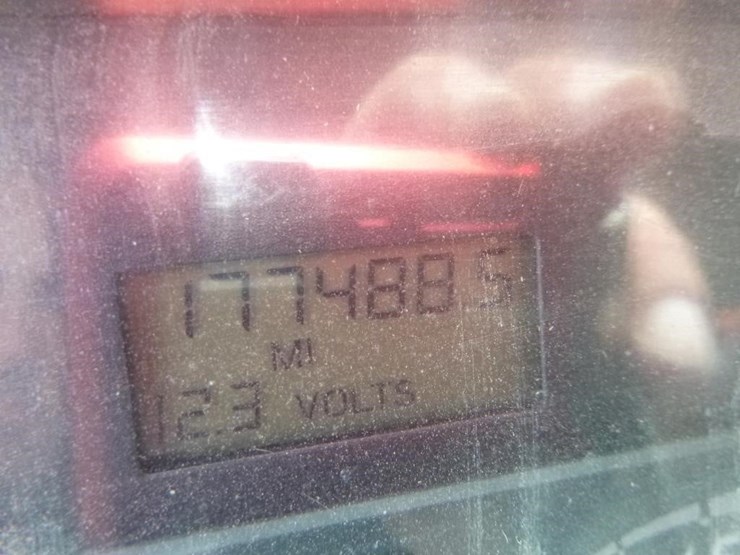 2001-freightliner-fl70-image-41