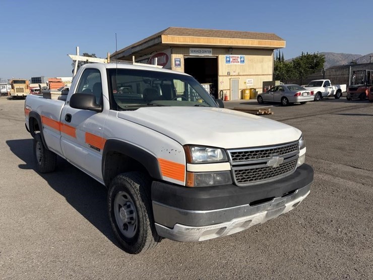 2005-chevrolet-2500-image-2