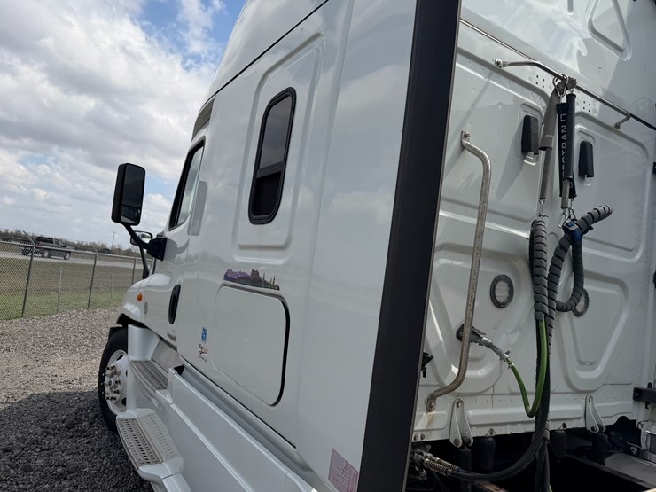 2018-freightliner-122sd-image-31