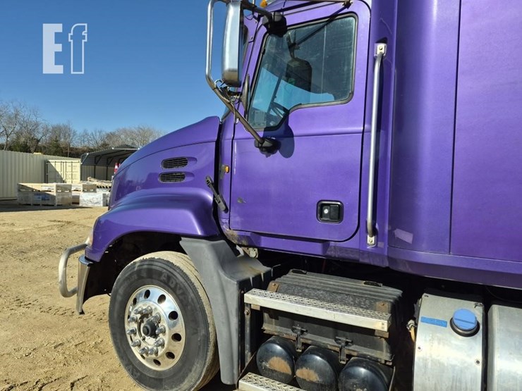 2012-mack-pinnacle-cxu613-image-13