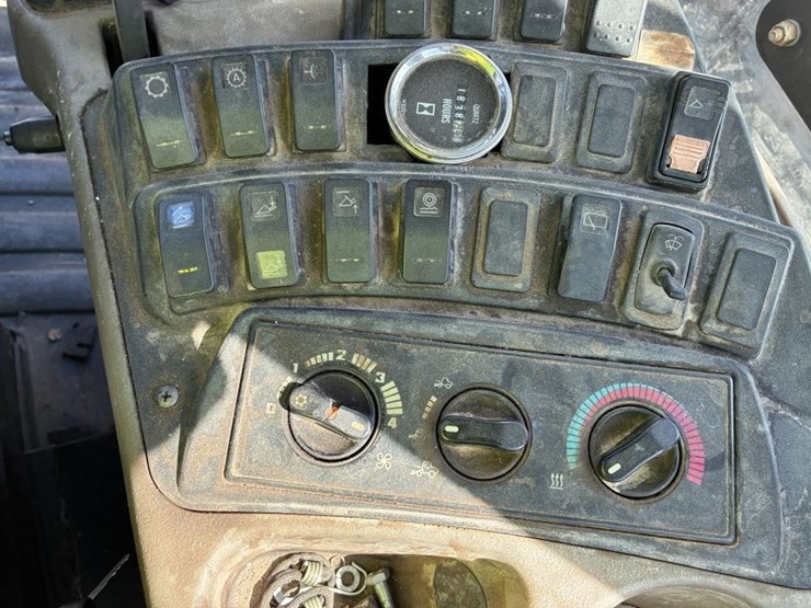 2009-case-721e-image-24