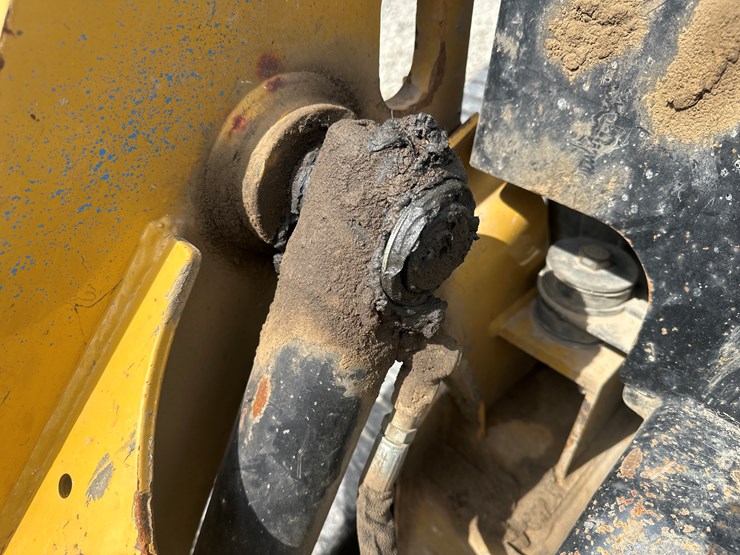 2017-caterpillar-239d-image-23