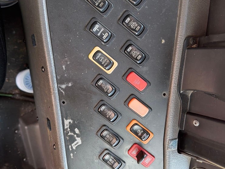 2008-thomas-saf-t-liner-c2-image-17