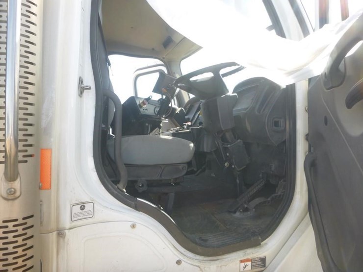 2017-freightliner-m2-106-image-14