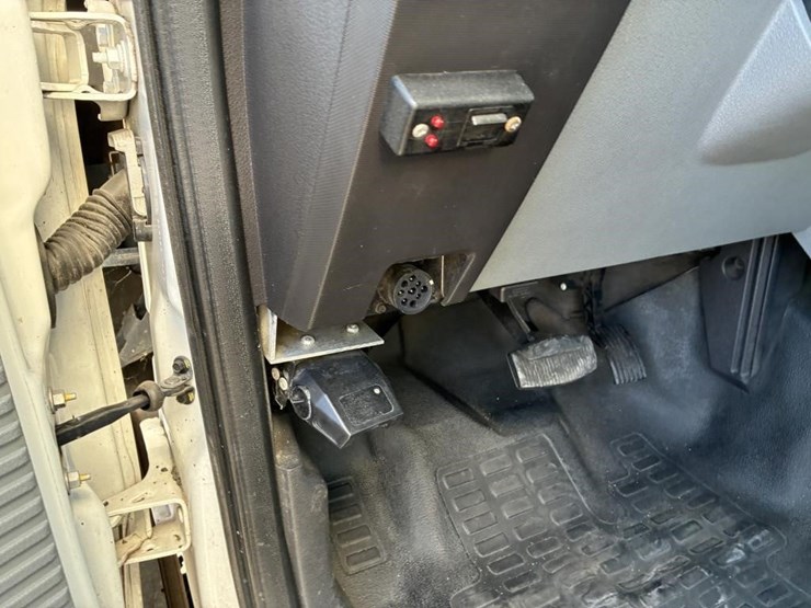 2013-ford-f650-xlt-image-16