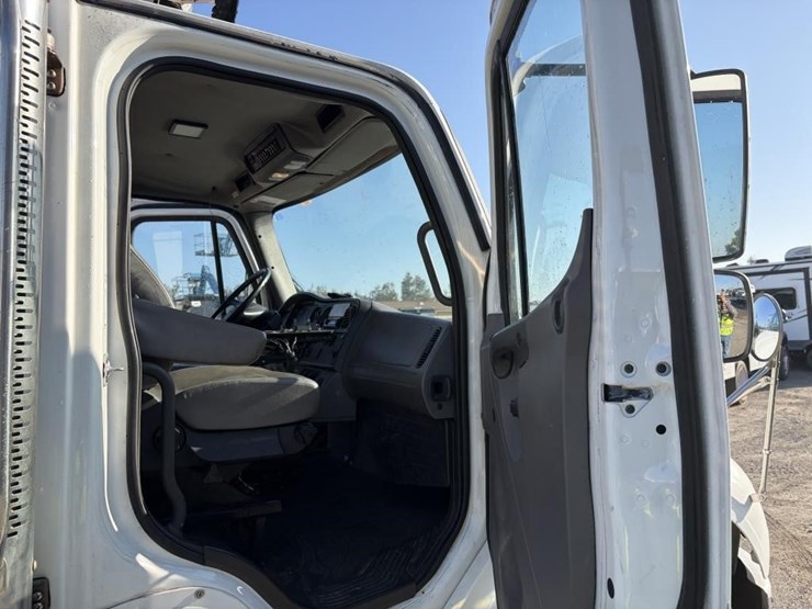 2014-freightliner-m2-106-image-12