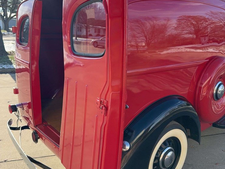 1937-international-d2-panel-truck-image-41