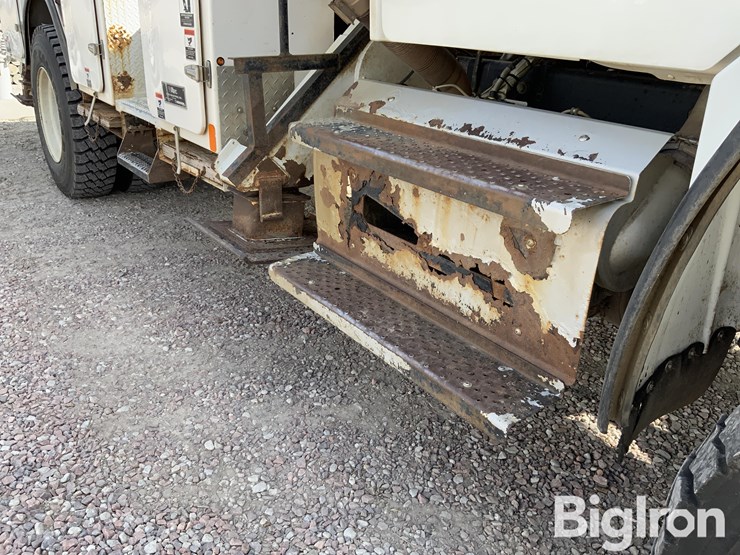 2015-freightliner-m2-106-image-11