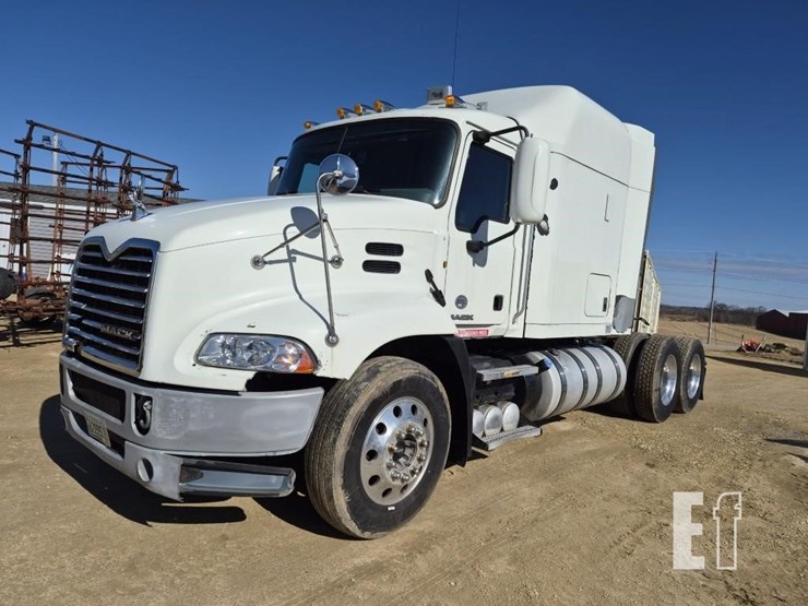 2014-mack-pinnacle-cxu613-image-2