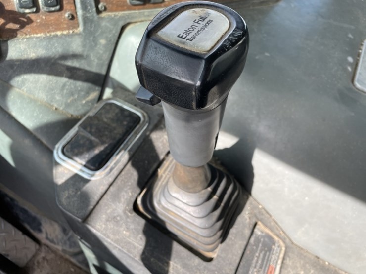 1997-peterbilt-320-image-23