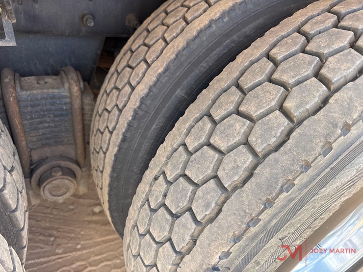 2001-mack-ch613-image-19