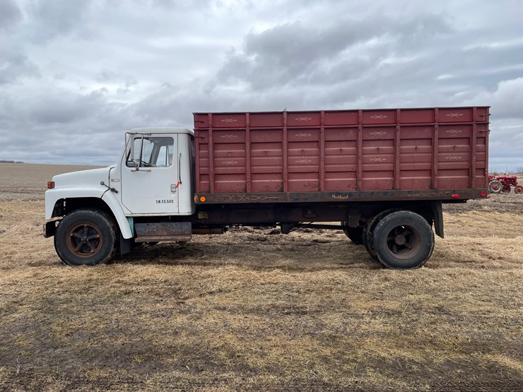 #113-•-1982-international-1754-single-axle-grain-truck-(has-wi-title)-image-3