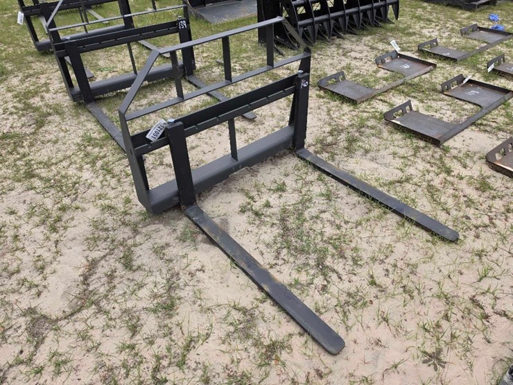 --skid-steer-pallet-fork-image-4