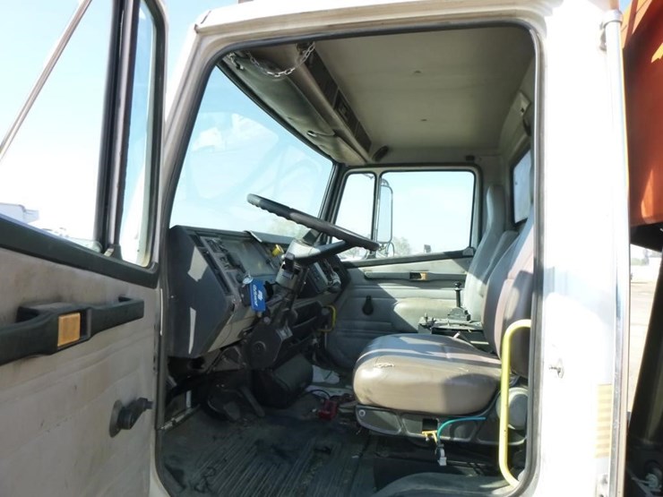 2001-freightliner-fl70-image-7