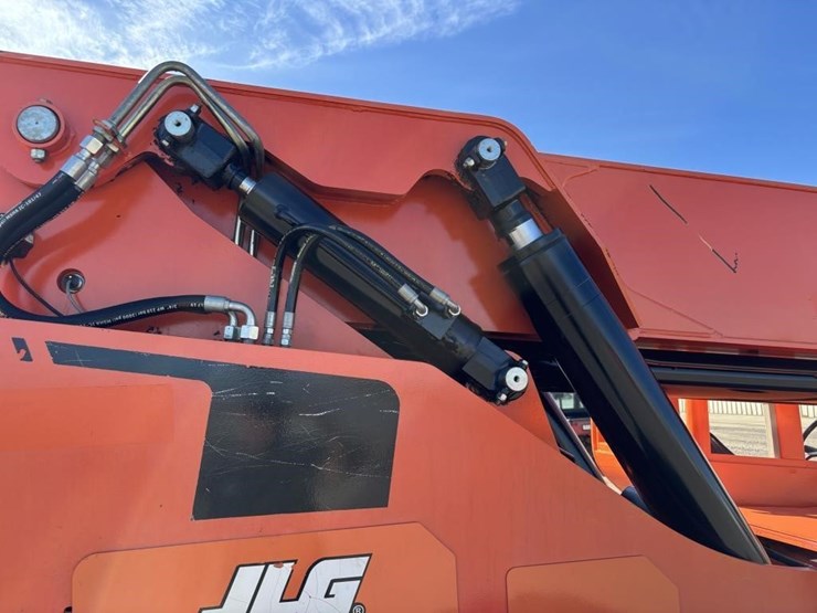 2016-jlg-8042-image-38
