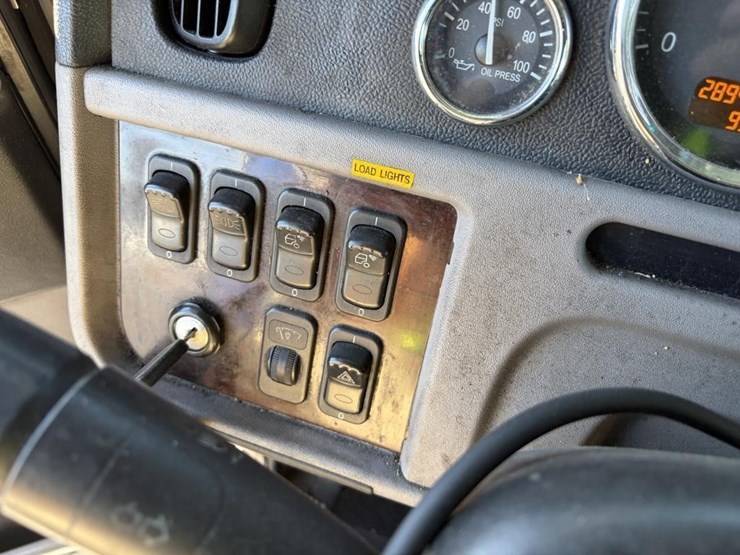 2017-peterbilt-389-image-29