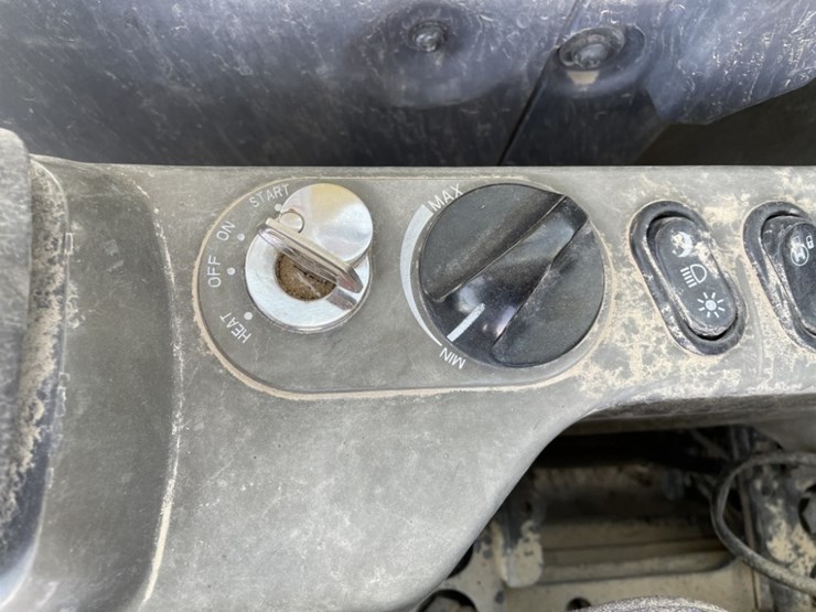 2013-komatsu-pc210-lc-10-image-44