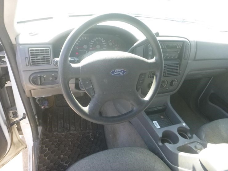 2004-ford-explorer-image-9